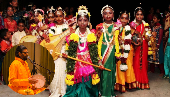 Little girls dressed as Devi and Ramanandamrita Chaitanya singing 