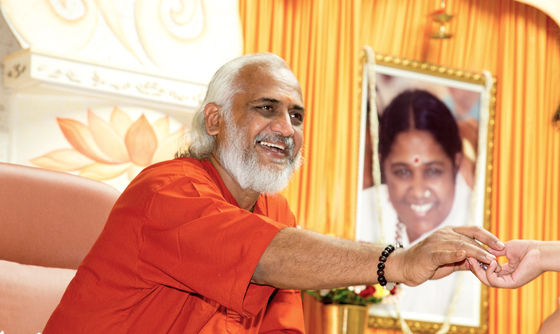 Swami Ramakrishnananda giving prasad