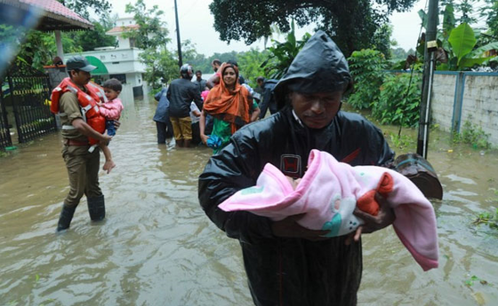 Kerala residents escaping flood