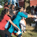 Women throwing water on uriyadi players