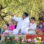 Retreat Meditation meadow under the willow trees -Amma surrounded by kids