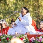 Retreat, Amma singing bhajan at the meditation meadow