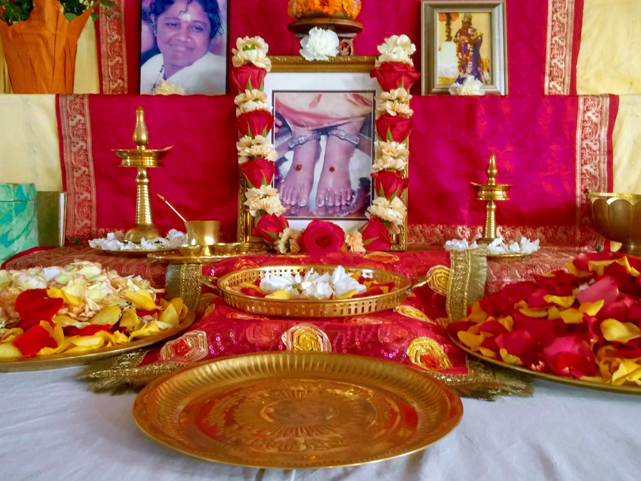 Photo os Amma's feet surrounded by fresh flowers